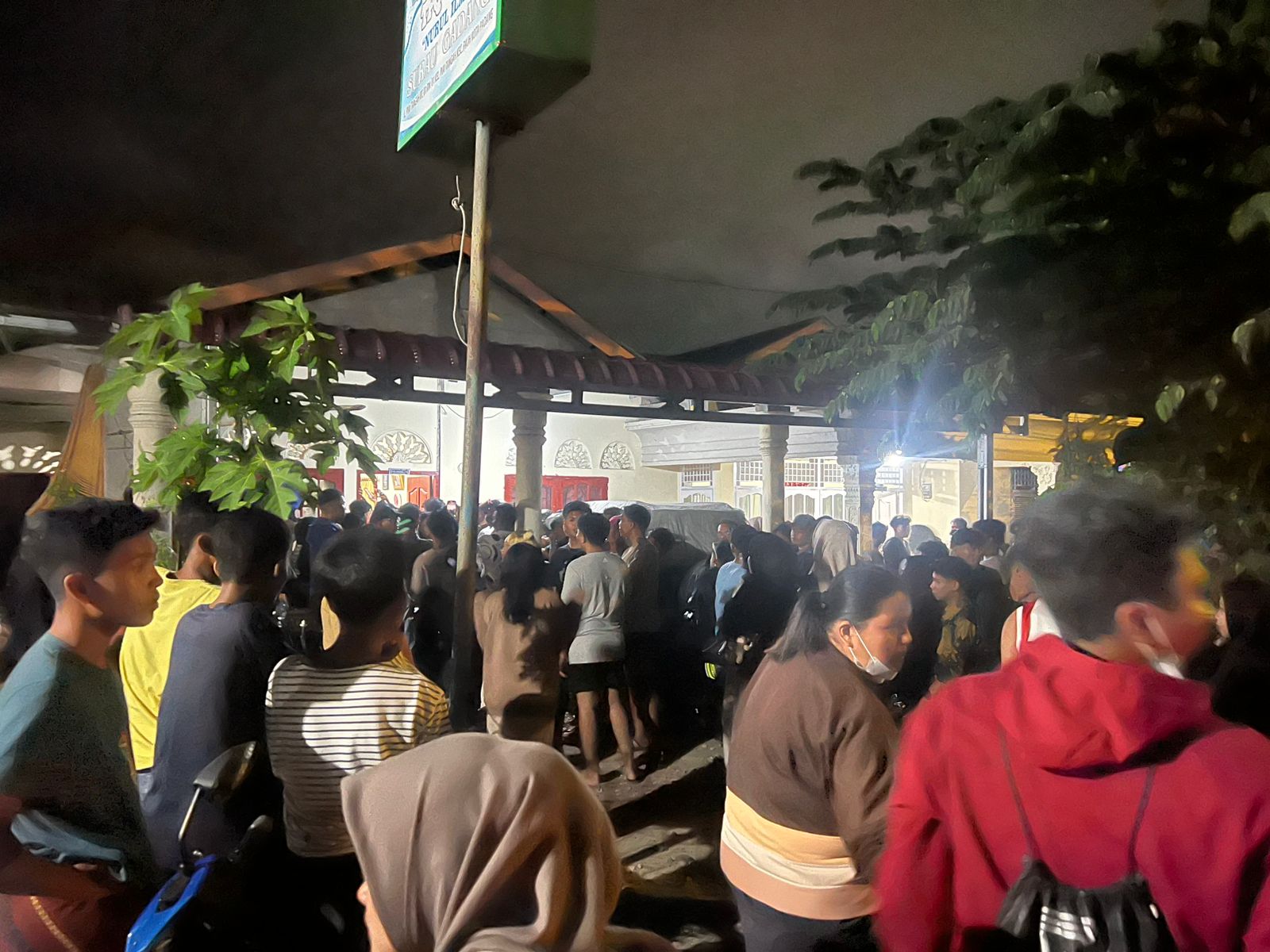 Ratusan masyarakat mendatangi rumah terduga pelaku penipuan lowongan pekerjaan beberapa waktu lalu.