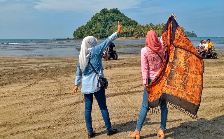 Pantai Air Manis, Kota Padang.