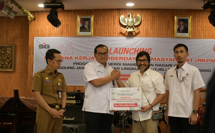 Kepala Departemen Komunikasi & Hukum Perusahaan PT Semen Padang Iskandar Z Lubis menyerahkan secara simbolis dana Program BMN kepada Ketua Forum Nagari Indarung, Edward, Selasa (10/6/2025) lalu.