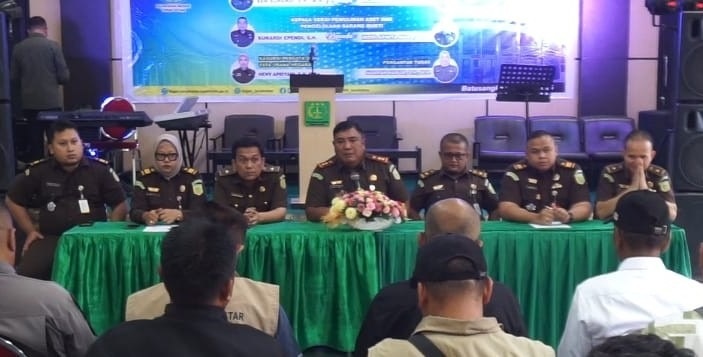 EKSPOS: Kepala Kejaksaan Negeri Tanahdatar, Anggiat AP Pardede (tengah), saat memberikan keterangan pers di Kantor Kejari Tanahdatar, Senin (16/6).(RIAN AFDOL/PADEK)