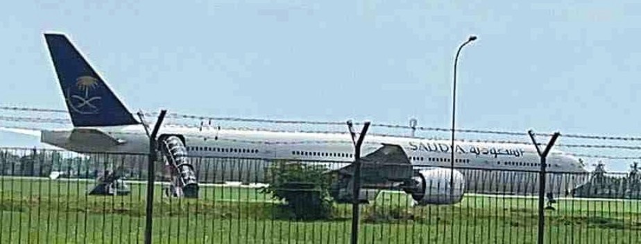 DAPAT ANCAMAN: Pesawat Saudia yang membawa 442 jamaah haji menuju Banda Soekarno Hatta, Tangerang, mendarat darurat di Bandara Internasional Kualanamu, Deli Serdang, Sumut, kemarin.(SUMUT POS/JPG)