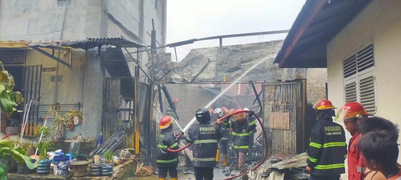 Kebakaran hebat melanda ruko di Kubu Marapalam, Padang Timur, Kota Padang, Rabu (18/6/2025) siang. Diduga akibat ledakan sepeda listrik.