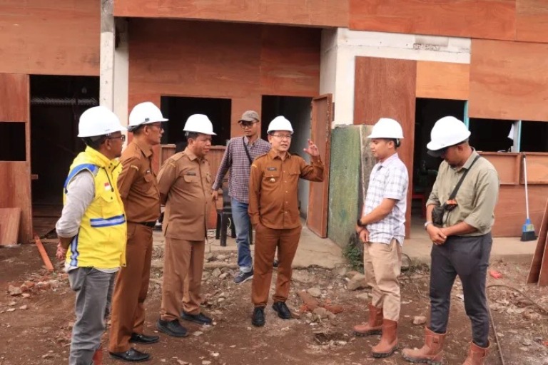 JADI PERHATIAN: Wali Kota Payakumbuh Zulmaeta meninjau lanjutan proyek normalisasi Batang Agam, didampingi jajaran OPD teknis, Senin (16/6). (PEMKO PAYAKUMBUH UNTUK PADEK)