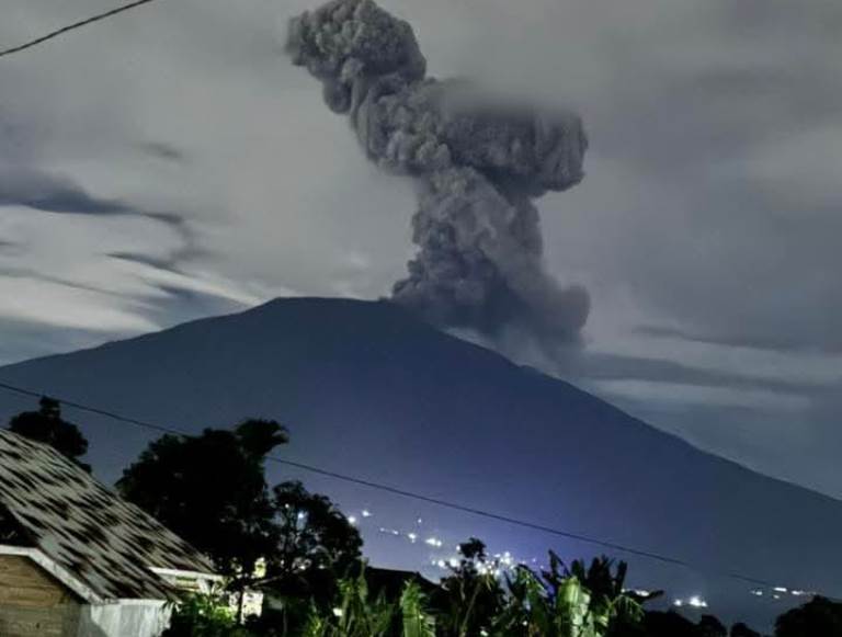 Gunung Merapi kembali erupsi malam ini, Rabu (18/6/2025), disertai dentuman keras dan pijar api. (WAG Marapi&nbsp;Information)
