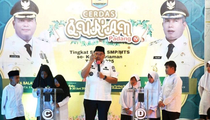 Wali Kota Pariaman Yota Balad terharu saat membuka kegiatan Lomba Cerdas Qur&rsquo;an Tingkat SD/Mi dan SMP/MTs Sederajat se-Kota Pariaman 2025, Rabu (18/6/2025).