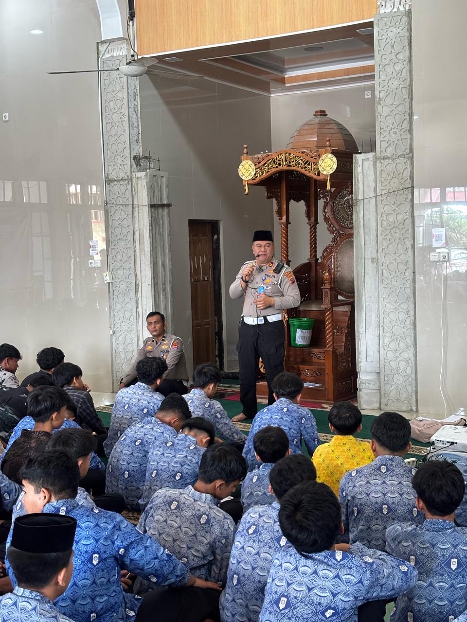 SILATURAHMI: Iptu Zarwiko Irzal bersama personel Satlantas Polres Limapuluh Kota melaksanakan salat Subuh berjamaah bersama warga Jorong Sarilamak, Kecamatan Harau, Rabu (18/6).(POLRES LIMAPULUH KOTA)