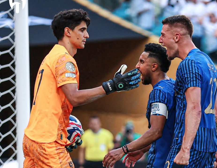 Kiper Al Hilal, Yassine Bounou (kiri) usai menggagalkan tendangan penalti Federico Valverde. (Foto: Instagram @alhilal)