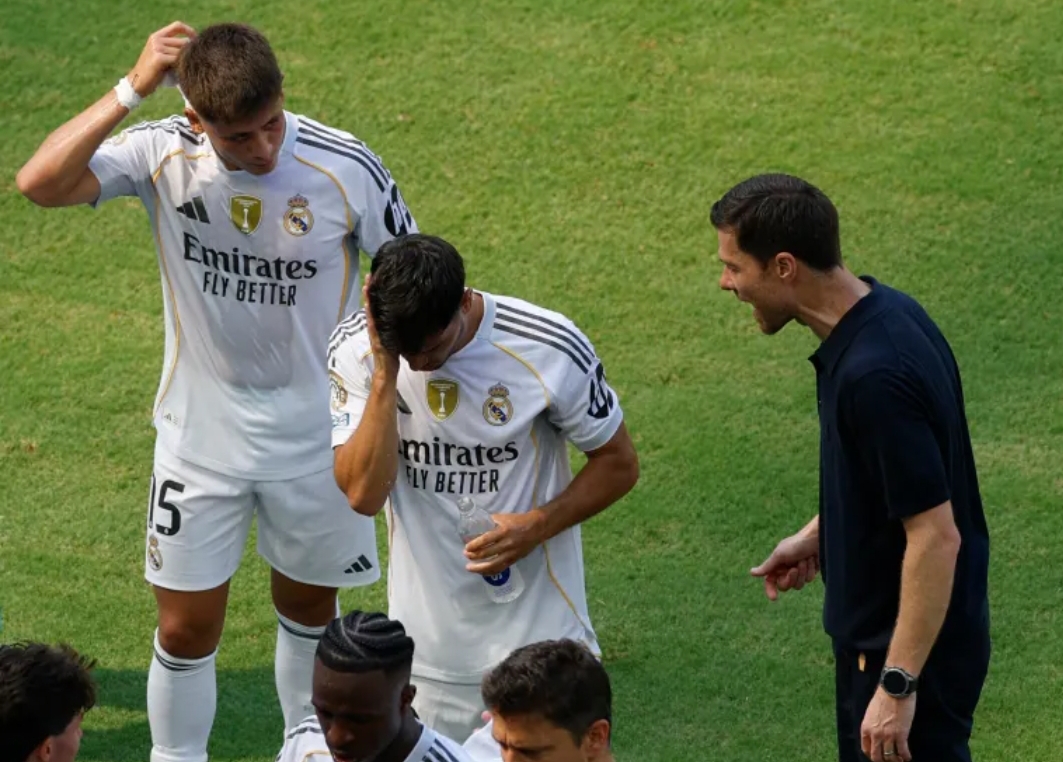 Pelatih Real Madrid Xabi Alonso bicara dengan Arda Guler and Brahim Diaz saat jeda pendinginan pada laga melawan Al Hilal. (Foto: Marco Bello/Reuters)