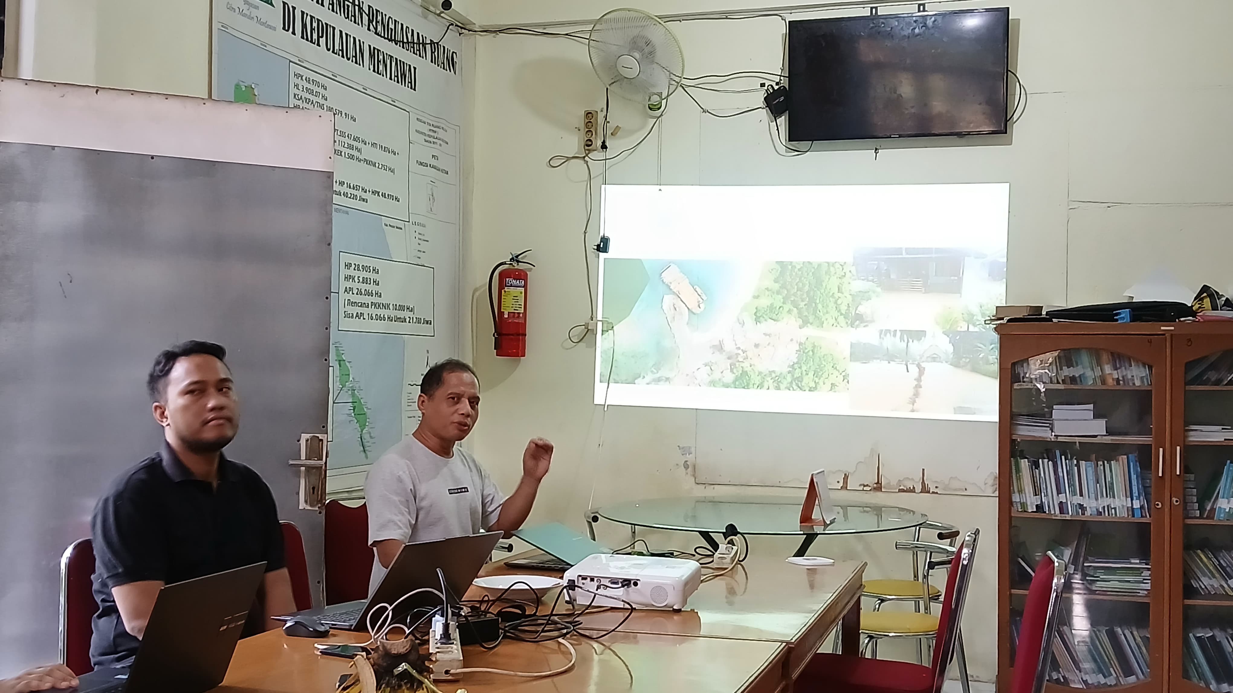 SAMPAIKAN TUNTUTAN: Koalisi Masyarakat Sipil menyampaikan temuan penting dalam diskusi publik terkait ancaman deforestasi, hilangnya satwa endemik, dan rusaknya sumber pangan lokal.(SUYUDI/PADEK)