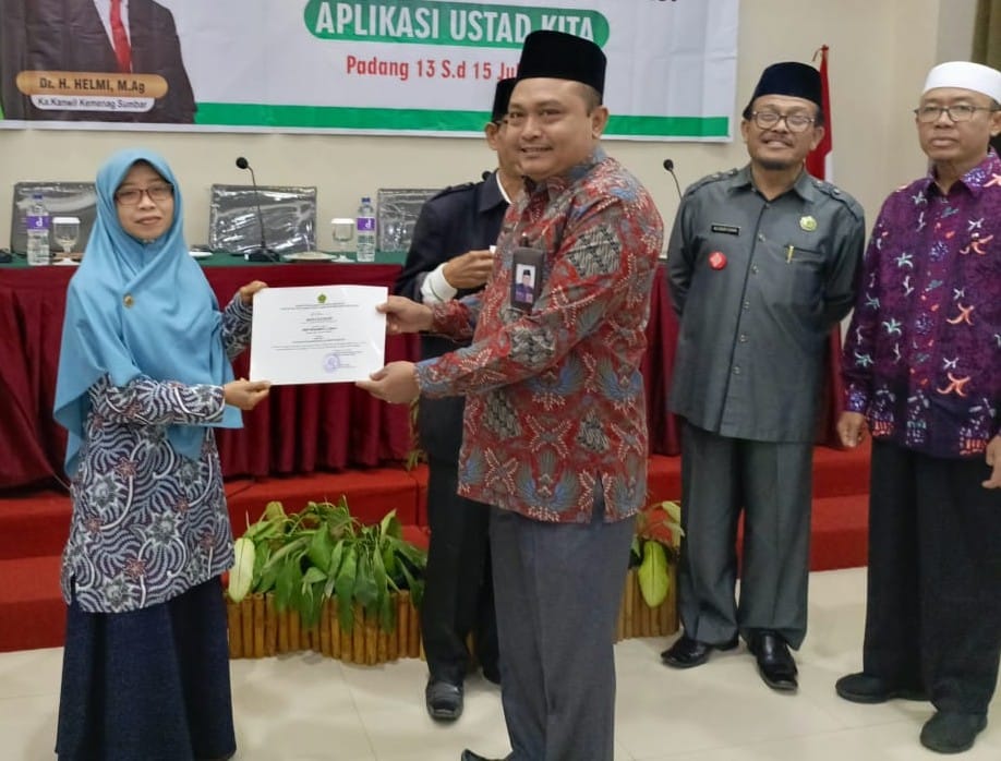 Kakan Kemenag Solok Selatan, Fitriyoni, mewakili Kanwil Kemenag Sumbar menyerahkan penghargaan kepada Pepi Rosanti.(dok.Humas Kemenag)