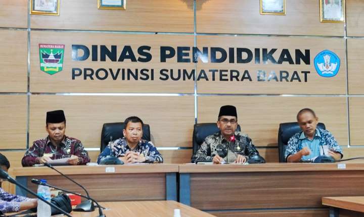 Kepala Dinas Pendidikan Sumbar Barlius memberikan penjelasan SPMB SMA/SMK Sumatera Barat 2025, Kamis (19/6).