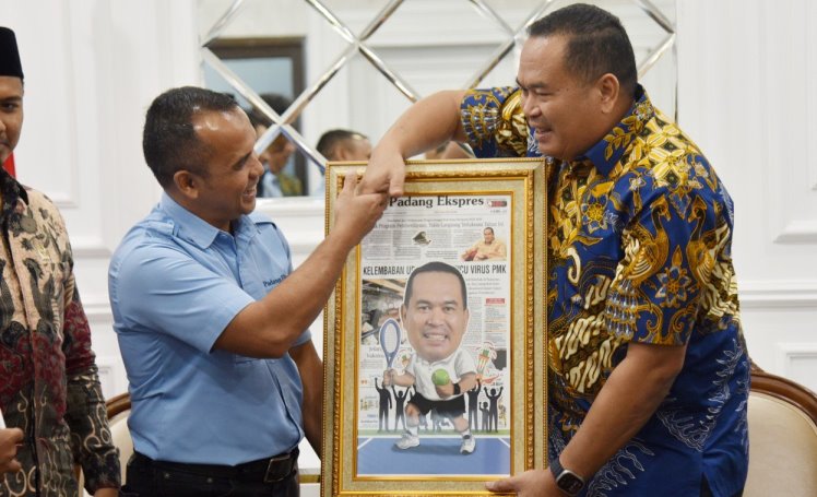 Dirut Padang Ekspres Muhammad Nazir Fahmi serahkan cenderamata kepada Wako Pariaman Yota Balad, Kamis pagi (19/6/2025).