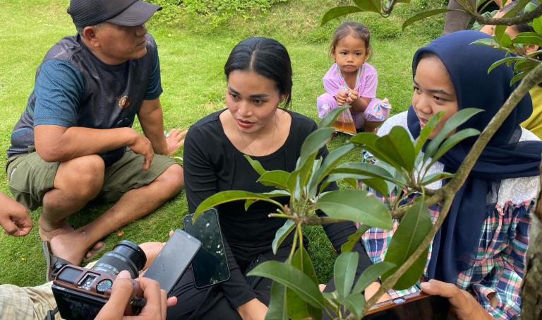 Putri (25) menyebut bahwa Ibu Cika sempat jatuh pingsan sebelum tiba di lokasi penggalian sumur tempat jenazah Cika ditemukan.