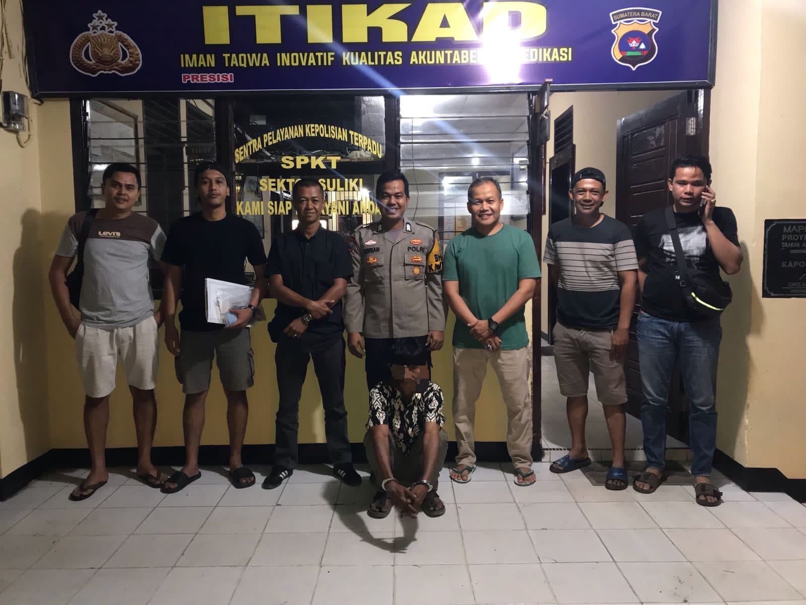 TIDAK BERKUTIK: Petugas Satreskrim Polres Limapuluh Kota mengamankan pelaku M, 50, di mapolres. Pelaku dibekuk di pinggir jalan di Nagari Sungairimbang, Selasa malam (17/6).(POLRES LIMAPULUH KOTA)