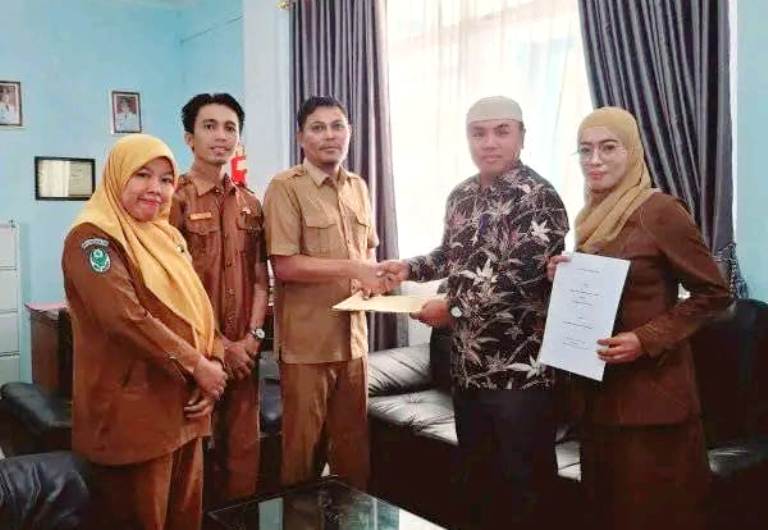 TINGKATKAN LAYANAN: Direktur RSUD Tapan, Irmadel Putra Emira, saat menyambut kedatangan dr Syafriadi, Sp.PD FINASIM, di RSUD Tapan.(DOK. RSUD TAPAN)