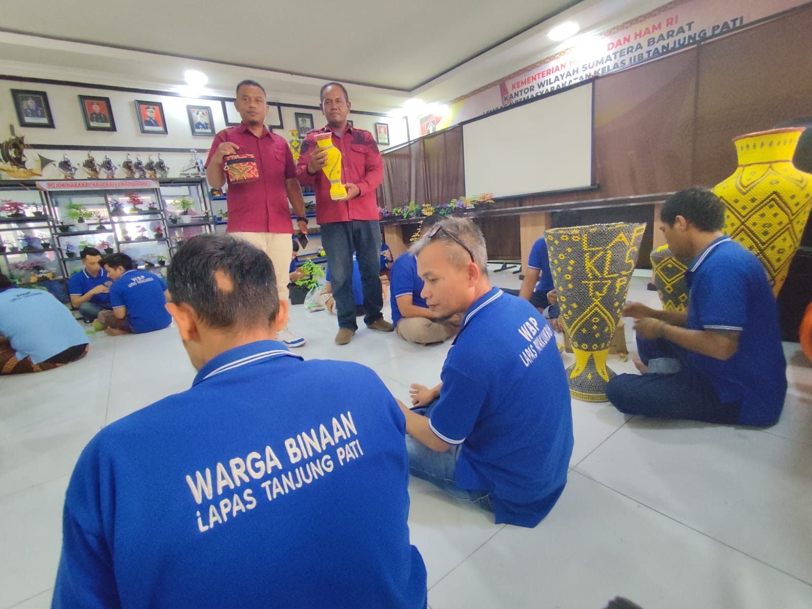 EDUKASI: Warga binaan Lapas Kelas IIB Tanjung Pati tengah mengikuti pelatihan keterampilan membuat kerajinan dari barang bekas bagian dari program pembinaan menuju reintegrasi sosial.(SY RIDWAN/PADEK)