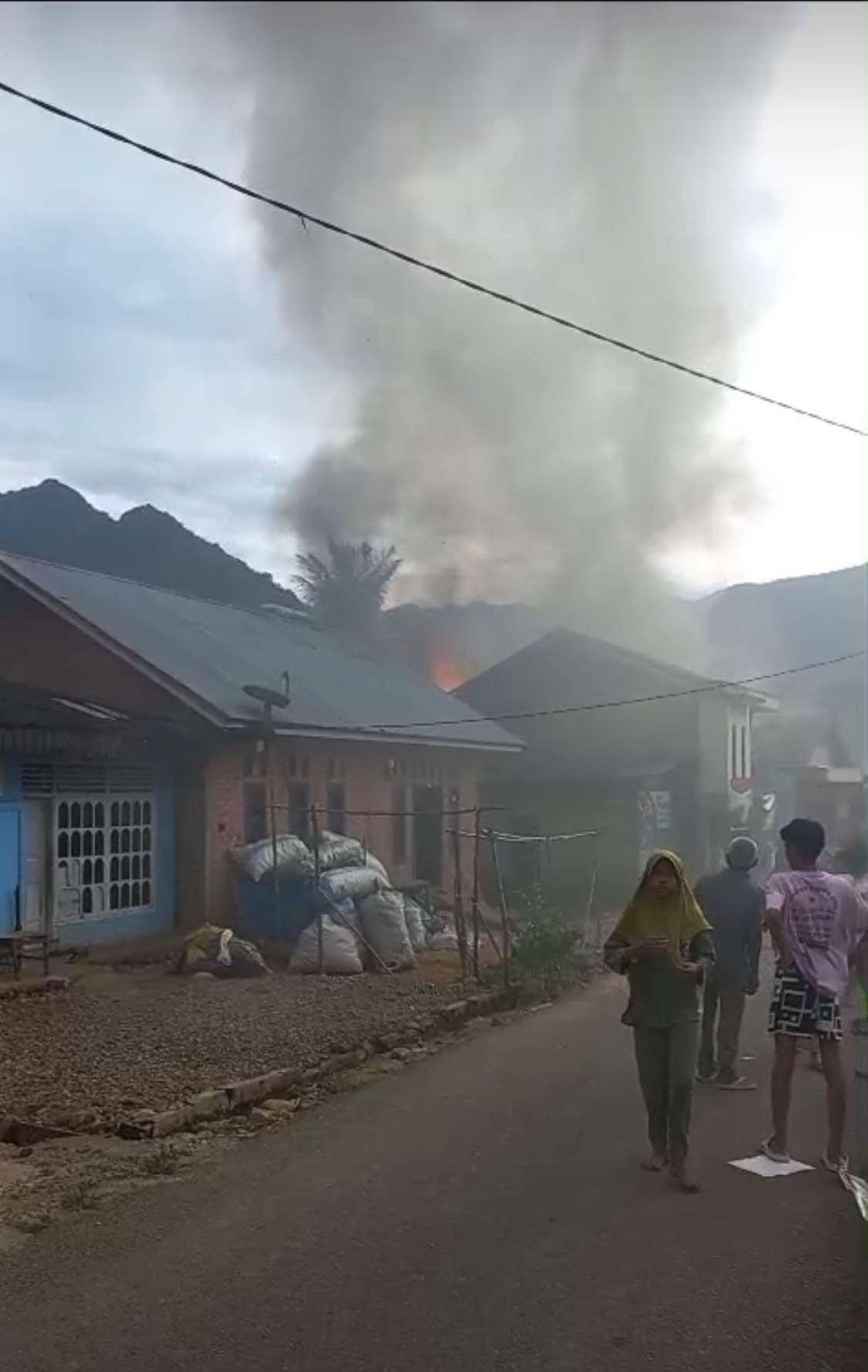 LUDES: Warga bergotong royong memadamkan api yang melalap rumah warga di Koto Alam, Rabu (18/6). Sebanyak tujuh KK terdampak dalam peristiwa ini.(SY RIDWAN/PADEK)