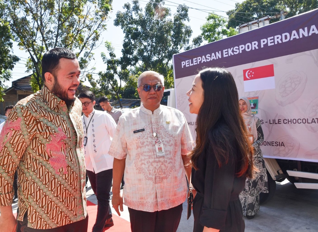 Wali Kota Padang Fadly Amran lepas ekspor produk cokelat, Jumat (20/6/2025) di pabrik L&rsquo;ile Chocolate, Jalan Alang Laweh, Kota Padang.(Foto: Prokopim)