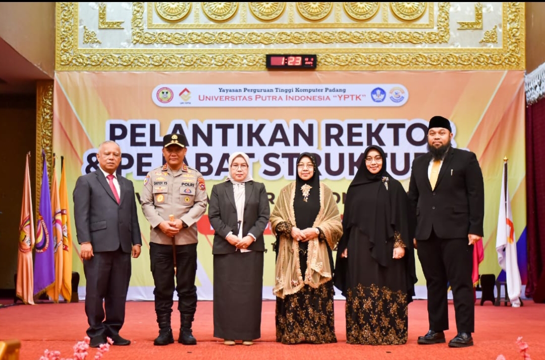 Pelantikan Rekto UPI YPTK dihadiri Ketua Pembina Yayasan UPI YPTK, Zerni Melmusi, Kepala LLDIKTI Wilayah X, Afdalisma, dan Kapolda Sumbar, Irjen Pol Gatot Tri Suryanta.(Foto: Humas)