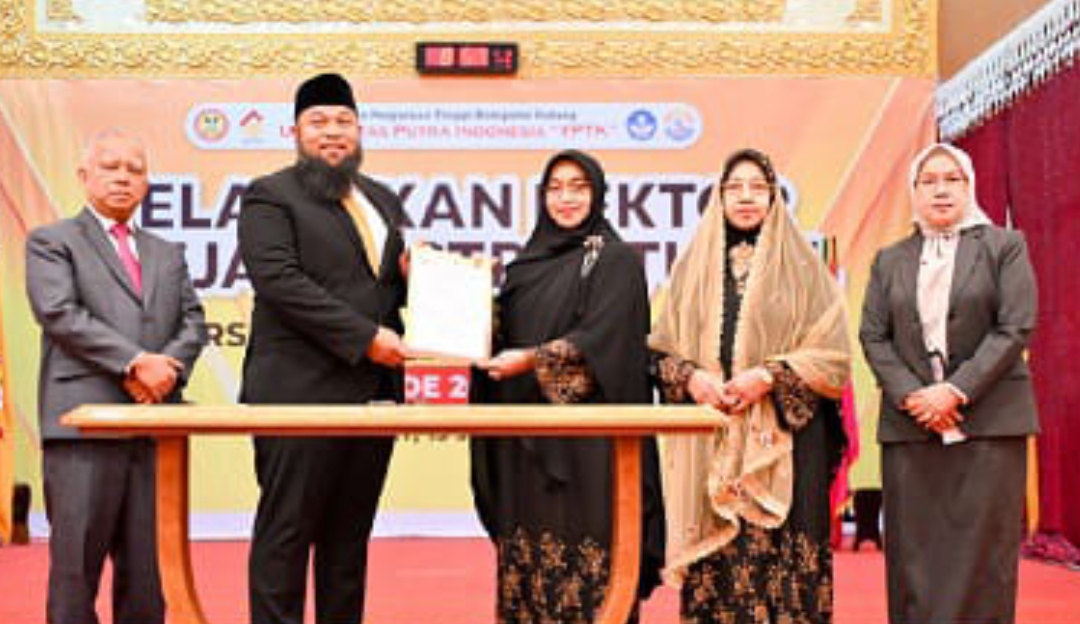 Assoc. Prof. Dr. Muhammad Ridwan, SE., MM resmi dilantik sebagai Rektor Universitas Putra Indonesia (UPI) YPTK Padang untuk periode 2025&ndash;2029.(Foto: Humas)