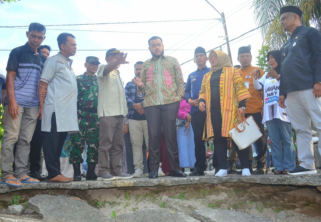 Wali Kota Padang Fadly Amran meninjau langsung lokasi rawan banjir di Lubuk Begalung, Jumat (20/6/2025). (Foto: Prokopim)