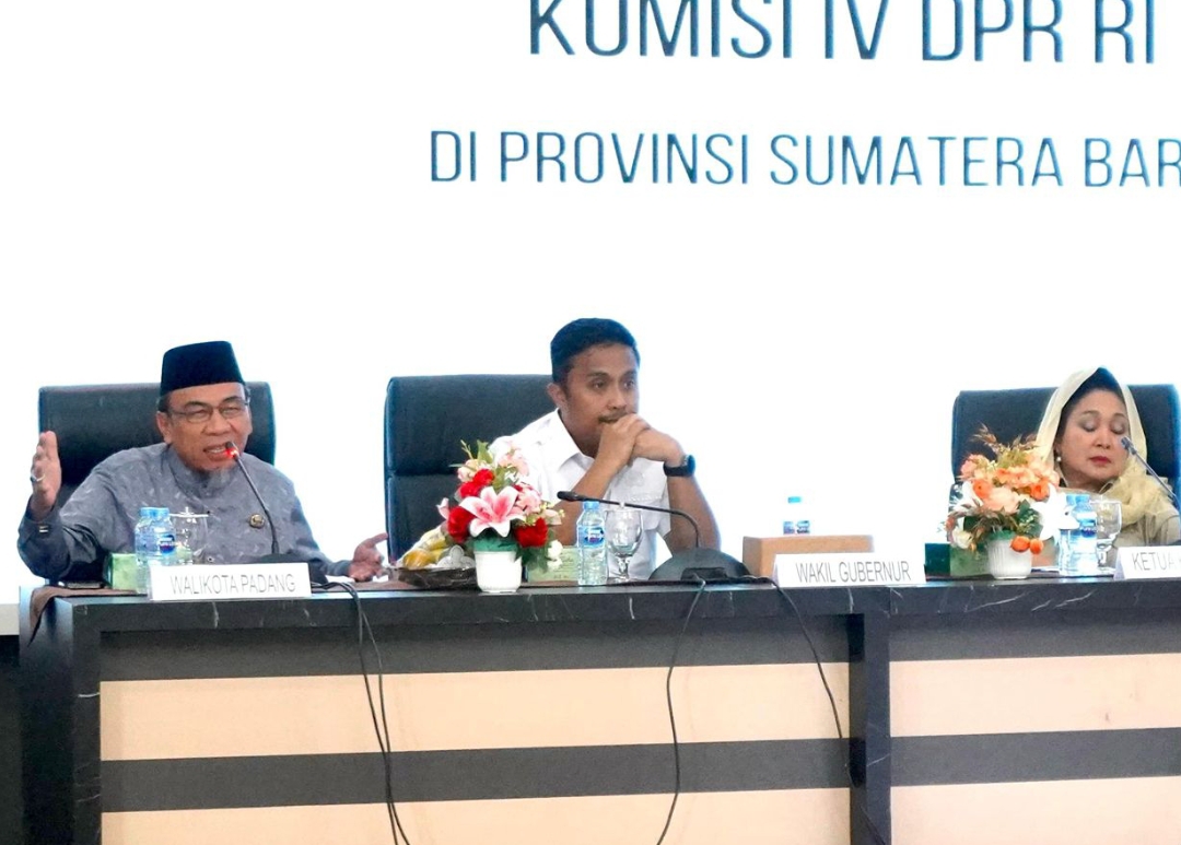 Wakil Wali Kota Padang Maigus Nasir (kiri) bersama Wakil Gubernur Sumbar Vasko Ruseimy dan Ketua Komisi IV DPR RI, Siti Hediati Soeharto. (Foto: Prokopim)