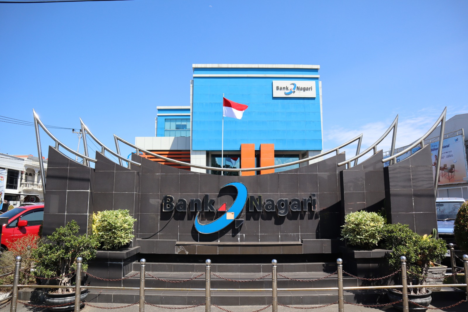 Geliat pemahaman dan kesadaran masyarakat terhadap ekonomi keuangan terus berkembang. Seperti terlihat dalam pengelolaan keuangan di UUS Bank Nagari Syariah.