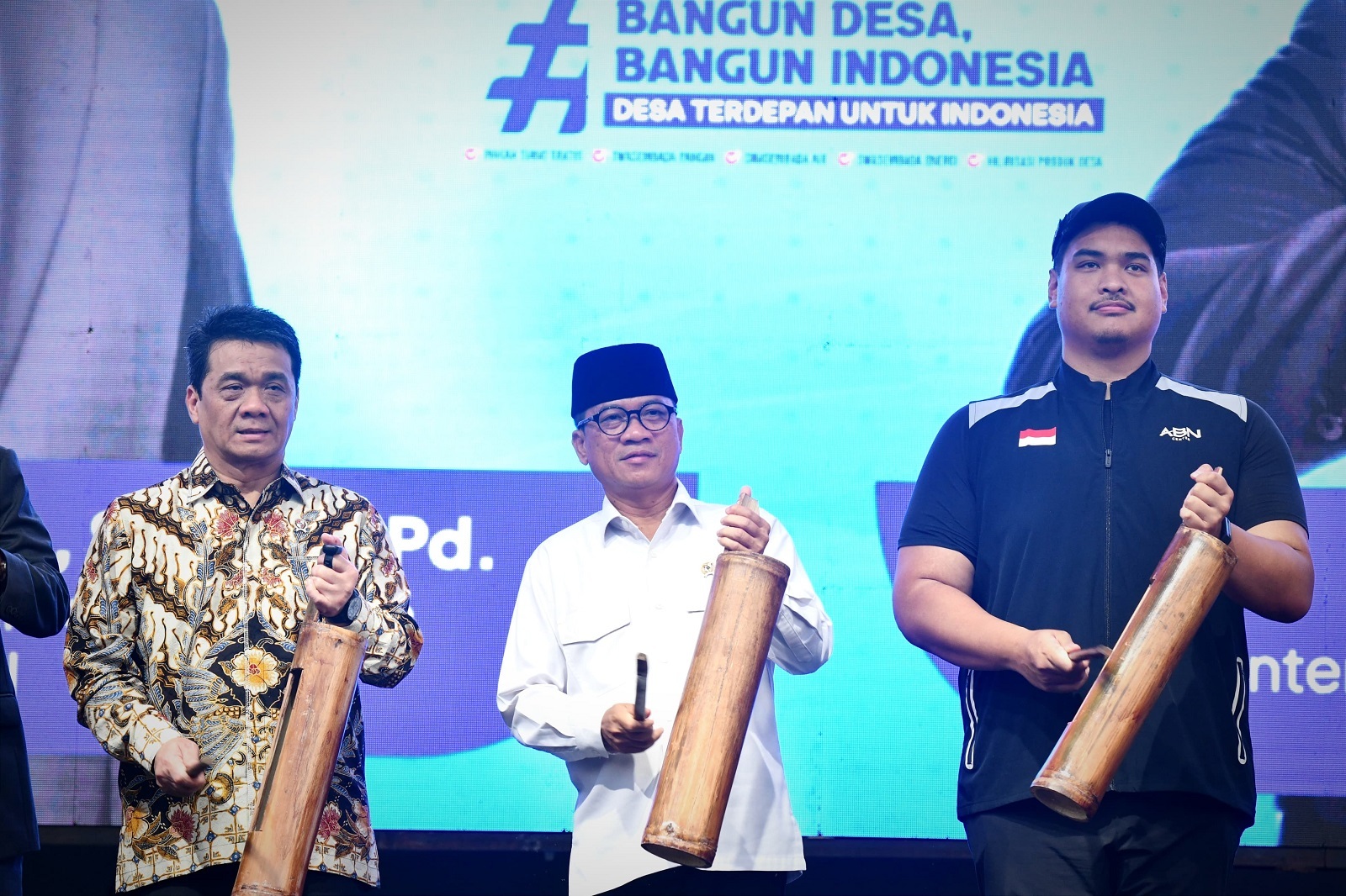 Mendes Yandri didampingi Menpora Dito Ariotedjo,  Wakil Mendes PDT Ahmad Riza Patria membuka Apel Pemuda Pelopor Siaga Membangun Desa di Desa Jatake, Tangerang, Senin (16/6).