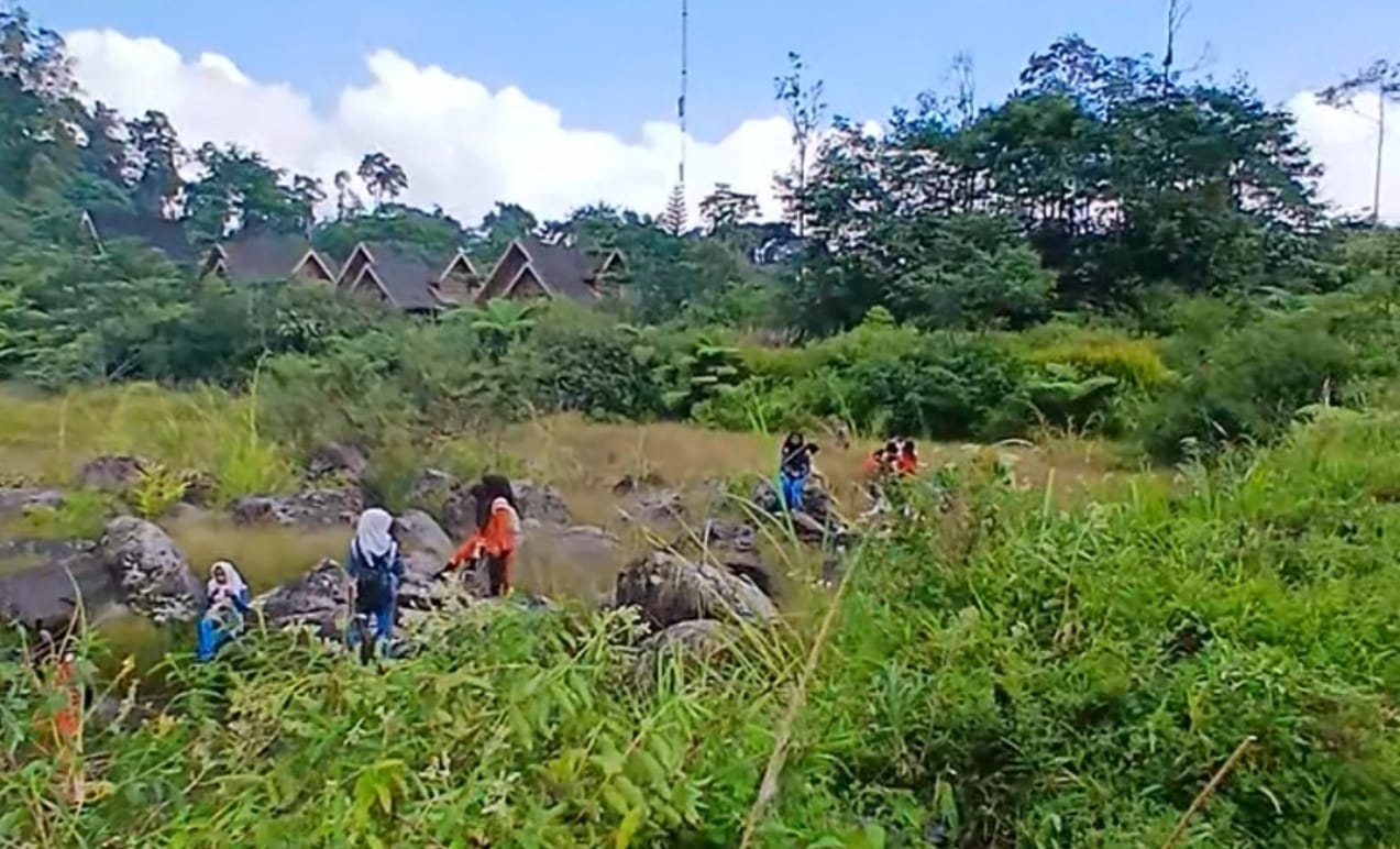 Gabungan pecinta alam tanam 1.000 pohon di Camintoran, Solok Selatan. WALHI desak Pemda aktif rawat aset wisata yang terbengkalai sejak beberapa tahun belakangan.