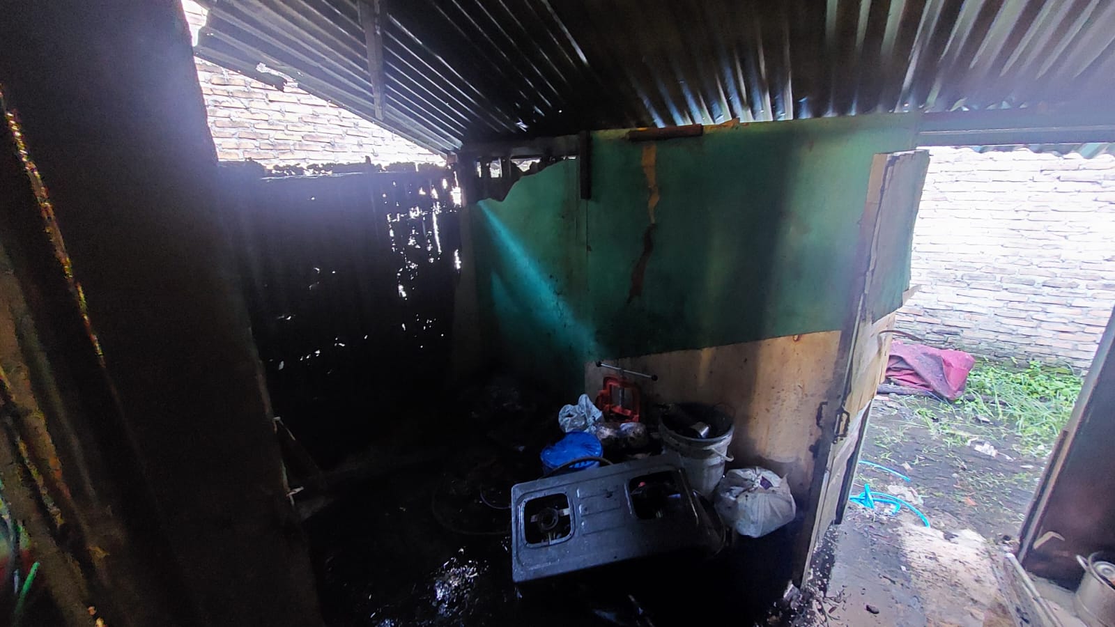 Kebakaran rumah kontrakan di Padangsarai, Kototangah, Kota Padang, Minggu (22/6/2025). Diduga dipicu ledakan gas bocor, satu orang luka bakar akibat kejadian tersebut.&nbsp;