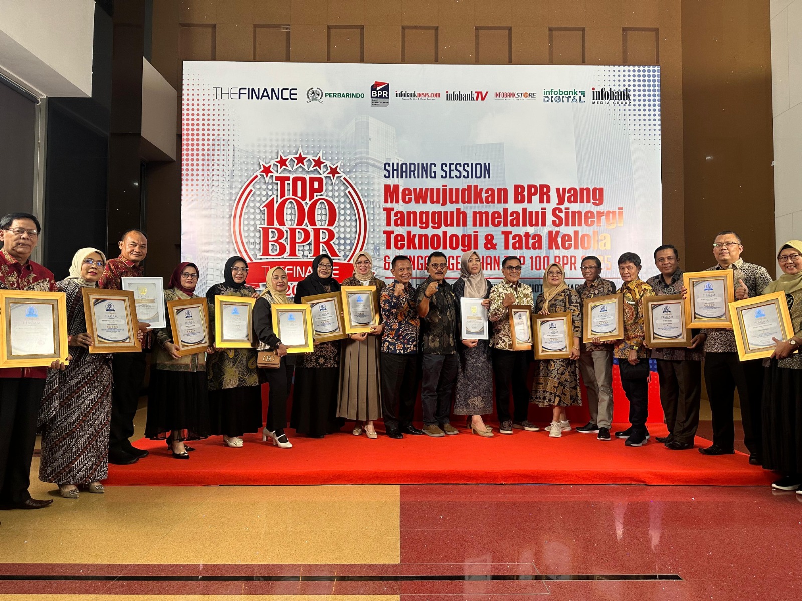 Sebanyak 17 BPR asal Sumbar dan Bengkulu meraih penghargaan Top 100 The Finance dari majalah Finance, Jumat (20/6).