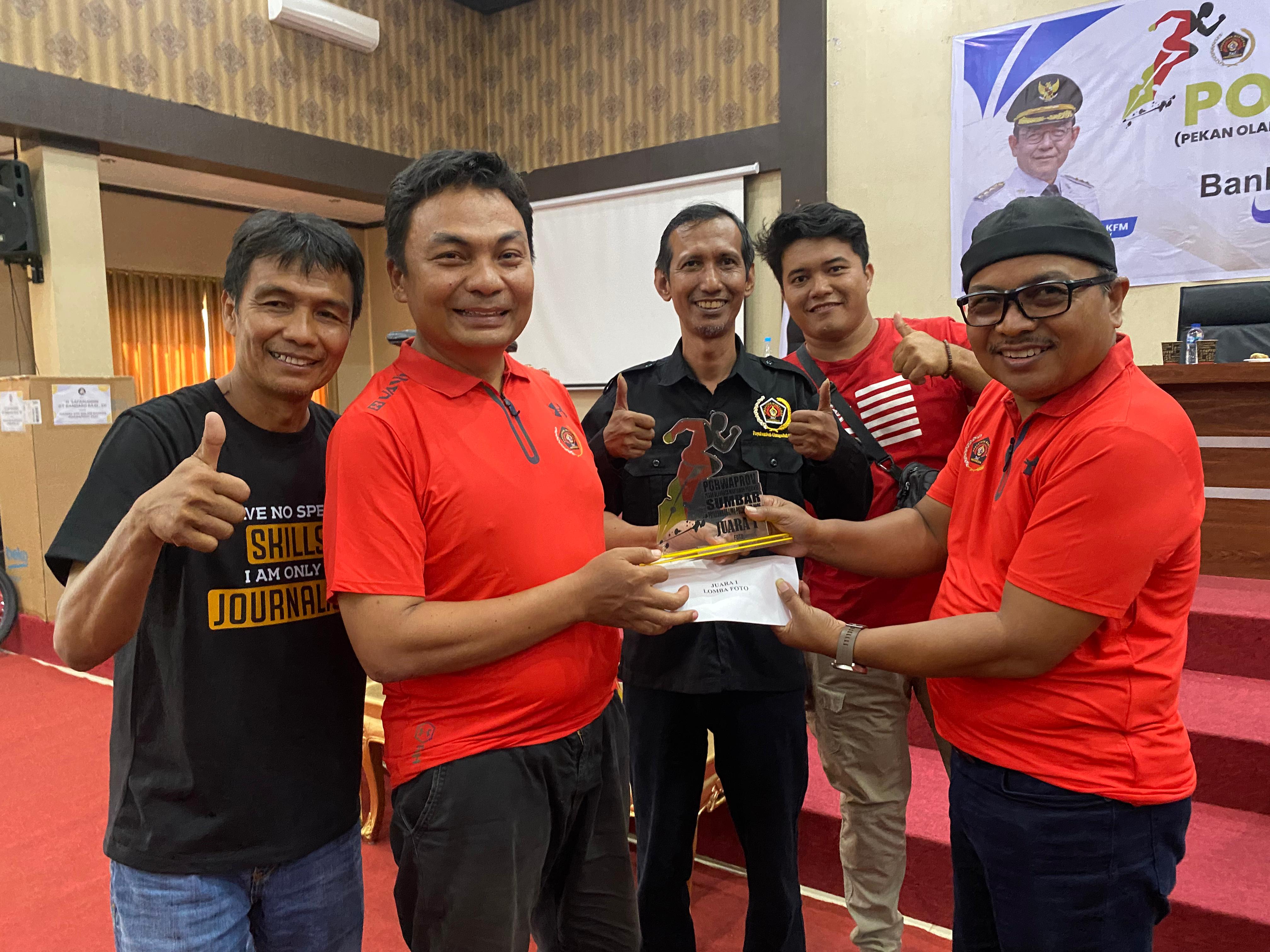 TERBAIK: Pemred Padang Ekspres Rommi Delfiano  menerima hadiah juara 1 Karya Jurnalistik Kategori Foto pada ajang Porwarprov PWI Sumbar Bank Nagari Open 2025. (SY RIDWAN/PADEK)