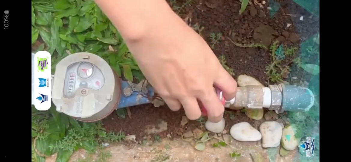 Seorang pelanggan mengecek meteran air di rumahnya untuk mengantisipasi pipa bocor baru-baru ini.