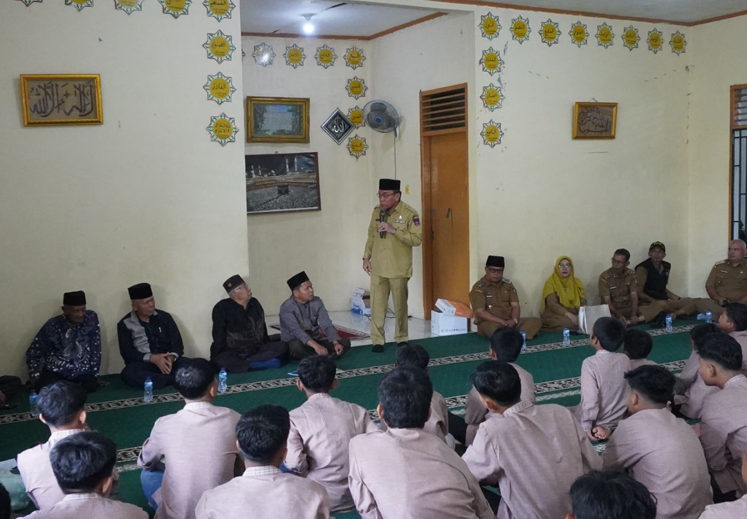 Wakil Wali Kota Padang, Maigus Nasir membuka pembelajaran metode Tamyiz bagi anak-anak panti asuhan di Panti Asuhan Al Hidayah, Kelurahan Kalumbuk, Kuranji, Senin (23/6/2025).(Foto: Prokopim)