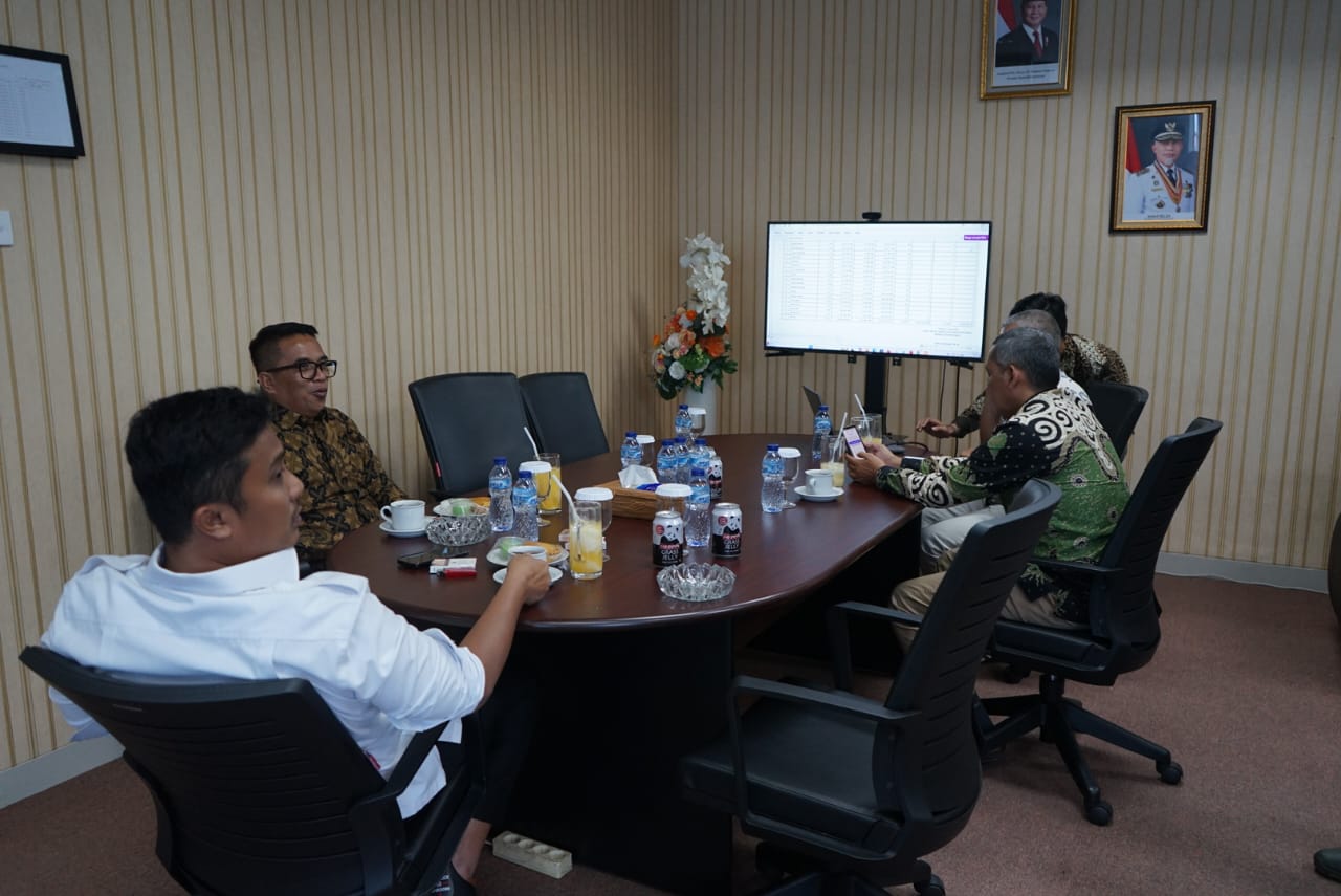 Wakil Gubernur Sumbar, Vasko Ruseimy, rapat bersama Kepala Badan Pendapatan Daerah (Bapenda) Sumbar Syefdinon, Senin (23/6/2025).