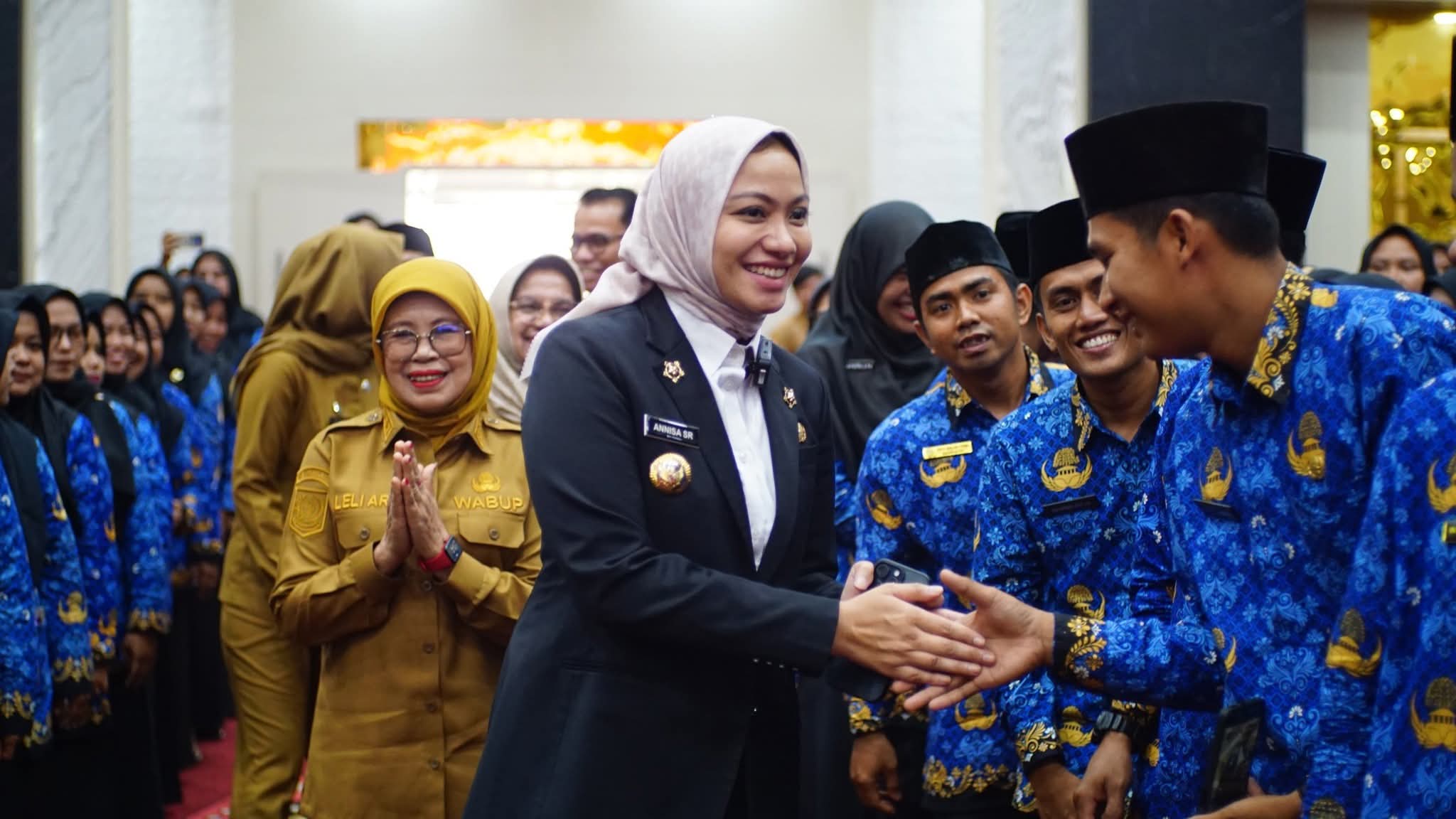 MOMEN: Bupati Dharmasraya Annisa Suci Ramadhani didampingi Wakil Bupati Leli Arni saat memberi selamat usai penyerahkan SK dan memimpin sumpah PPPK Tahun 2024.(KOMINFO DHARMASRAYA UNTUK PADEK)