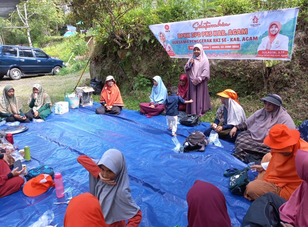 Anggota DPR Nevi Zuairina, memberikan dukungan penuh atas terselenggaranya kegiatan Family Gathering Penggerak Rumah Keluarga Indonesia (RKI) se-Kabupaten Agam. (Tim NZ)