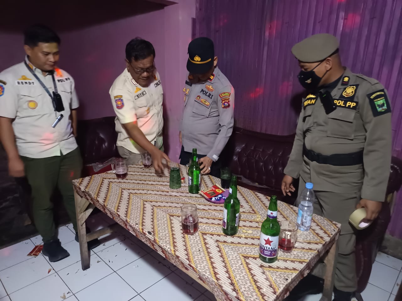 BERSIH-BERSIH: Tim gabungan Satpol PP, TNI, dan Polri menyegel sejumlah kafe tanpa izin yang beroperasi di luar jam hiburan malam di Batang Anai, Minggu malam (22/6).(SATPOL PP PADANGPARIAMAN)