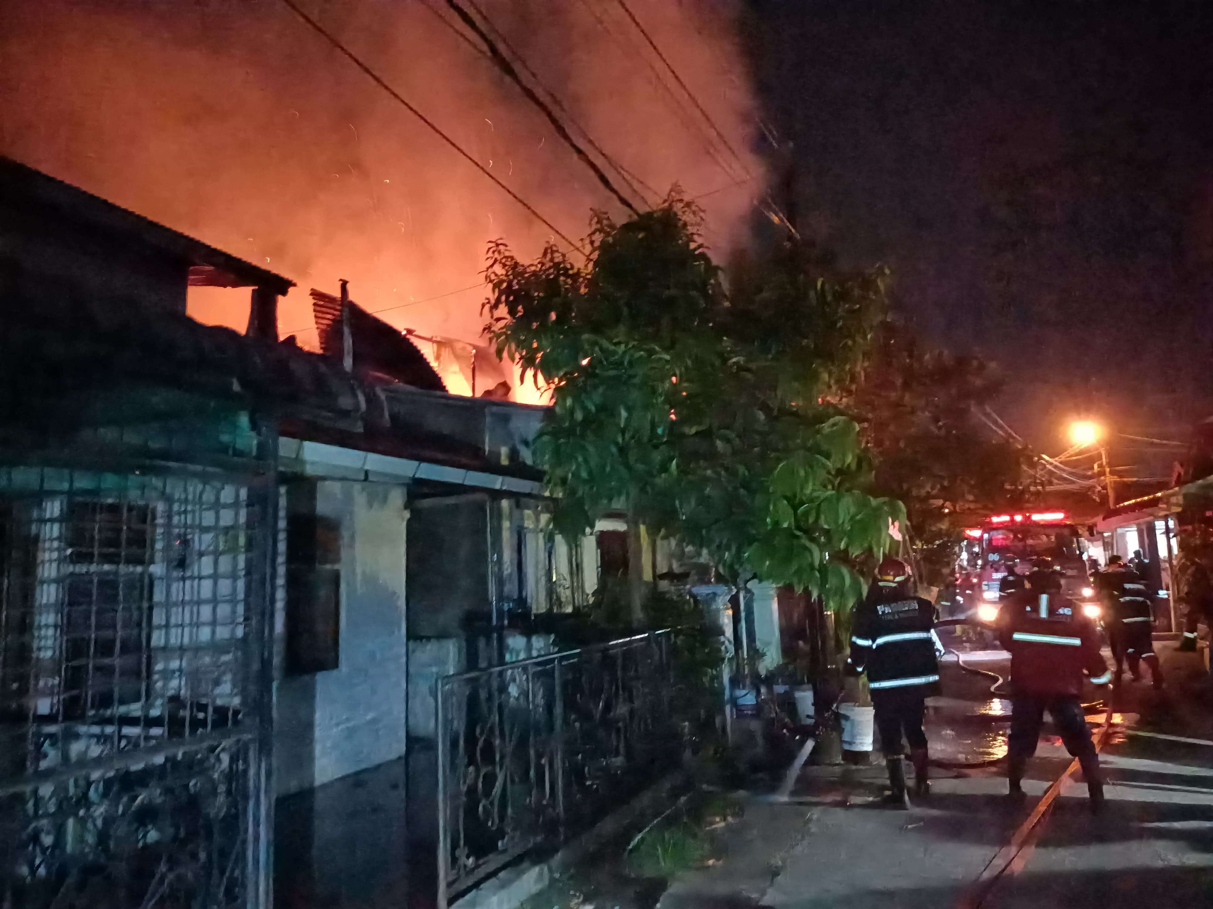 Kobaran api menghanguskan dua rumah di Kompleks Cendana Mata Air, Padang Selatan, Kota Padang, Selasa (24/6/2025) dini hari. (Dinas Damkar&nbsp;Kota&nbsp;Padang)