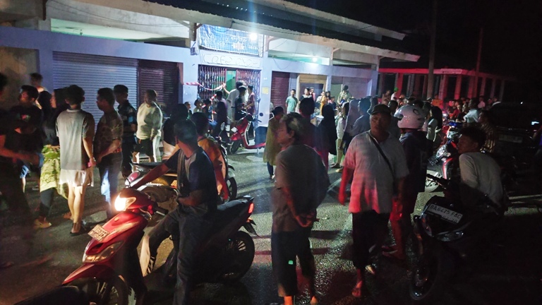 TURUN TANGAN : Warga Kenagarian Kasang, Batang Anai, Padangpariaman menggrebek kafe-kafe di Pasar Baru Grosir Kasang, Dusun Baru, Kenagarian Kasang, Padangpariaman, Senin (23/6).(ZULKARNAINI/PADEK)