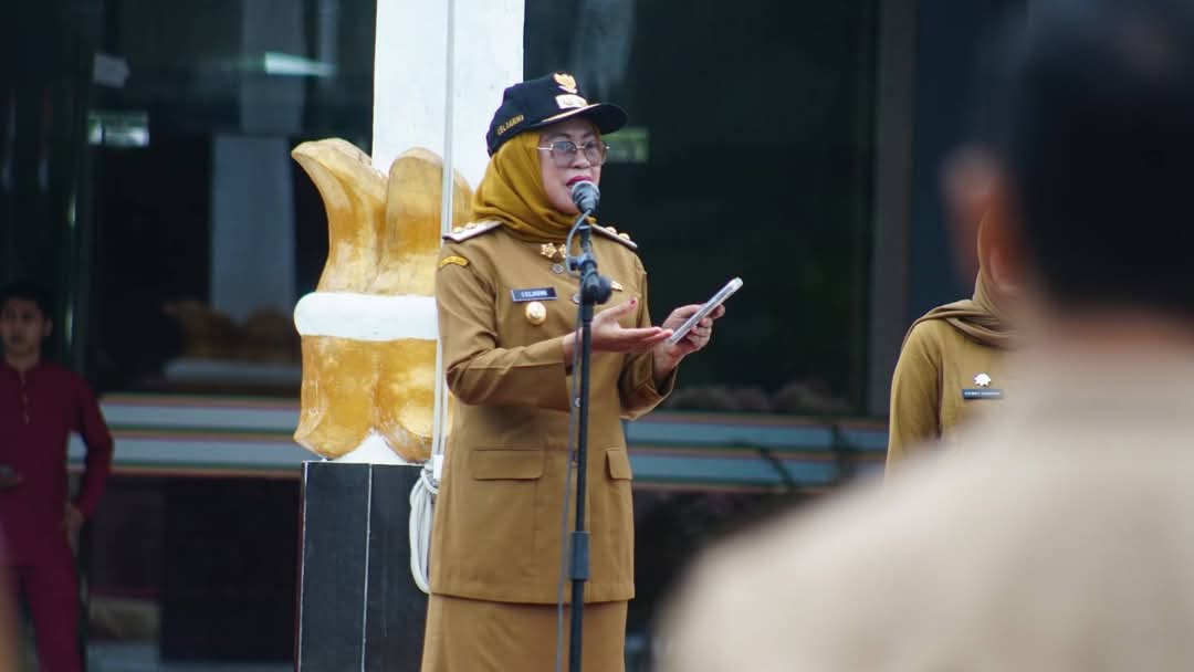 TETAP PROFESIONAL: Wakil Bupati Dharmasraya, Leli Arni, saat memberikan arahan dalam apel ASN Pemkab Dharmasraya beberapa waktu lalu.(PEMKAB DHARMASRAYA UNTUK PADEK)