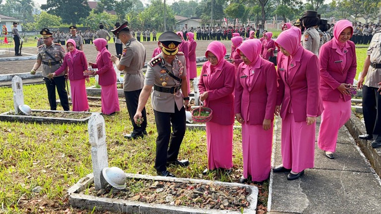 MOMENTUM: Kapolres Limapuluh Kota AKBP Syaiful Wachid memimpin upacara ziarah dan tabur bunga di Taman Makam Pahlawan Kusuma Bangsa Payakumbuh, Senin (23/6).(HUMAS KAPOLRES LIMAPULUH KOTA)