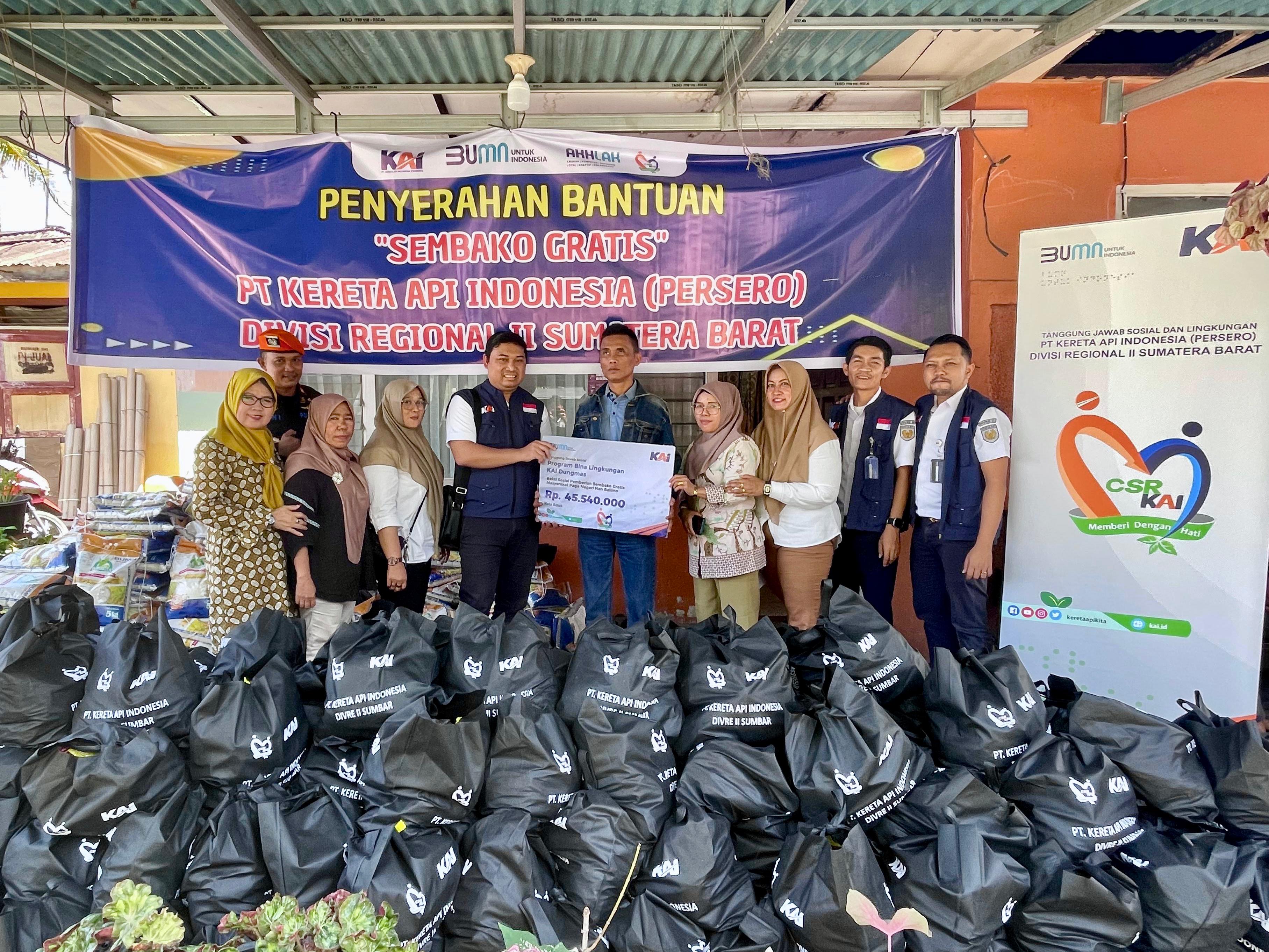 KAI Divre II Sumbar salurkan 207 paket sembako senilai Rp45 juta untuk warga Nan Balimo, Solok, sebagai bentuk kepedulian sosial melalui program TJSL.