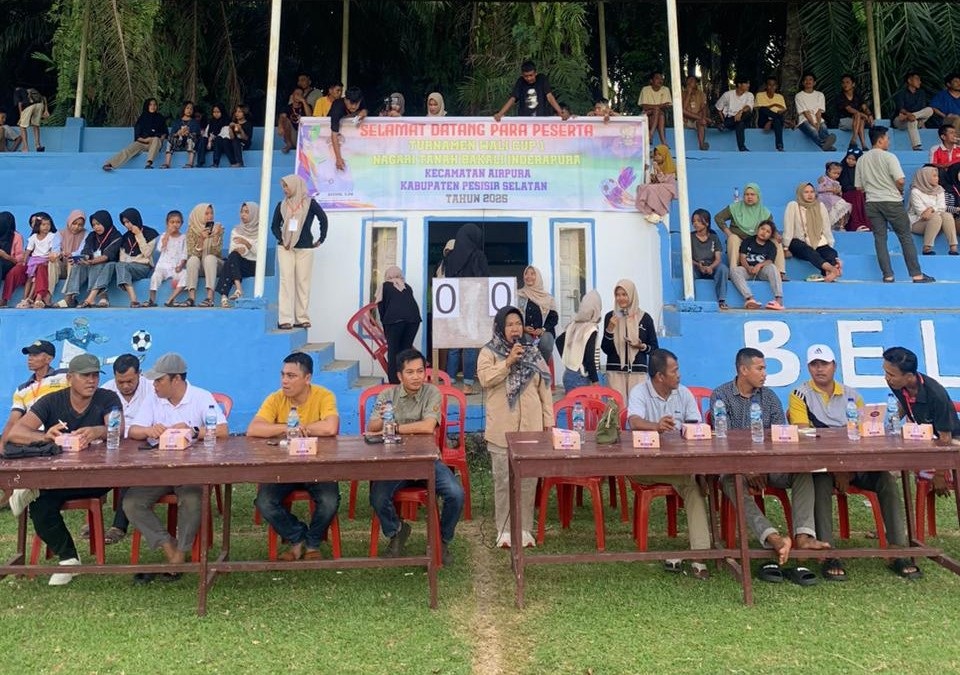 Camat Airpura Surmayenti menyampaikan sambutan pada pembukaan Turnamen Sepak Bola Wali Cup 1, di Lapangan Sepak Bola Belibis FC Nagari Tanah Bakali Inderapura.