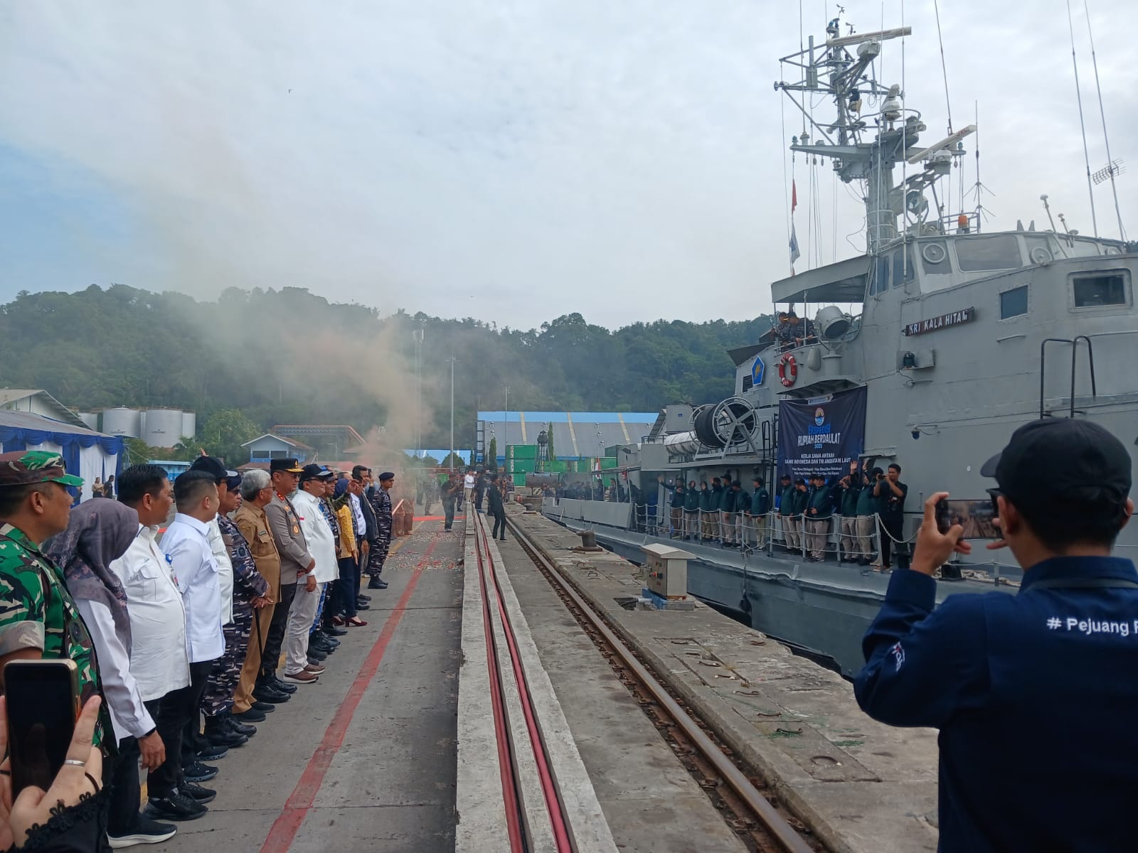 Pelepasan Tim Ekspedisi Rupiah Berdaulat ke Kepuluan Mentawai bersama KRI Kala Hitam-828 di Pelabuhan Teluk Bayur Padang, Selasa (24/6).