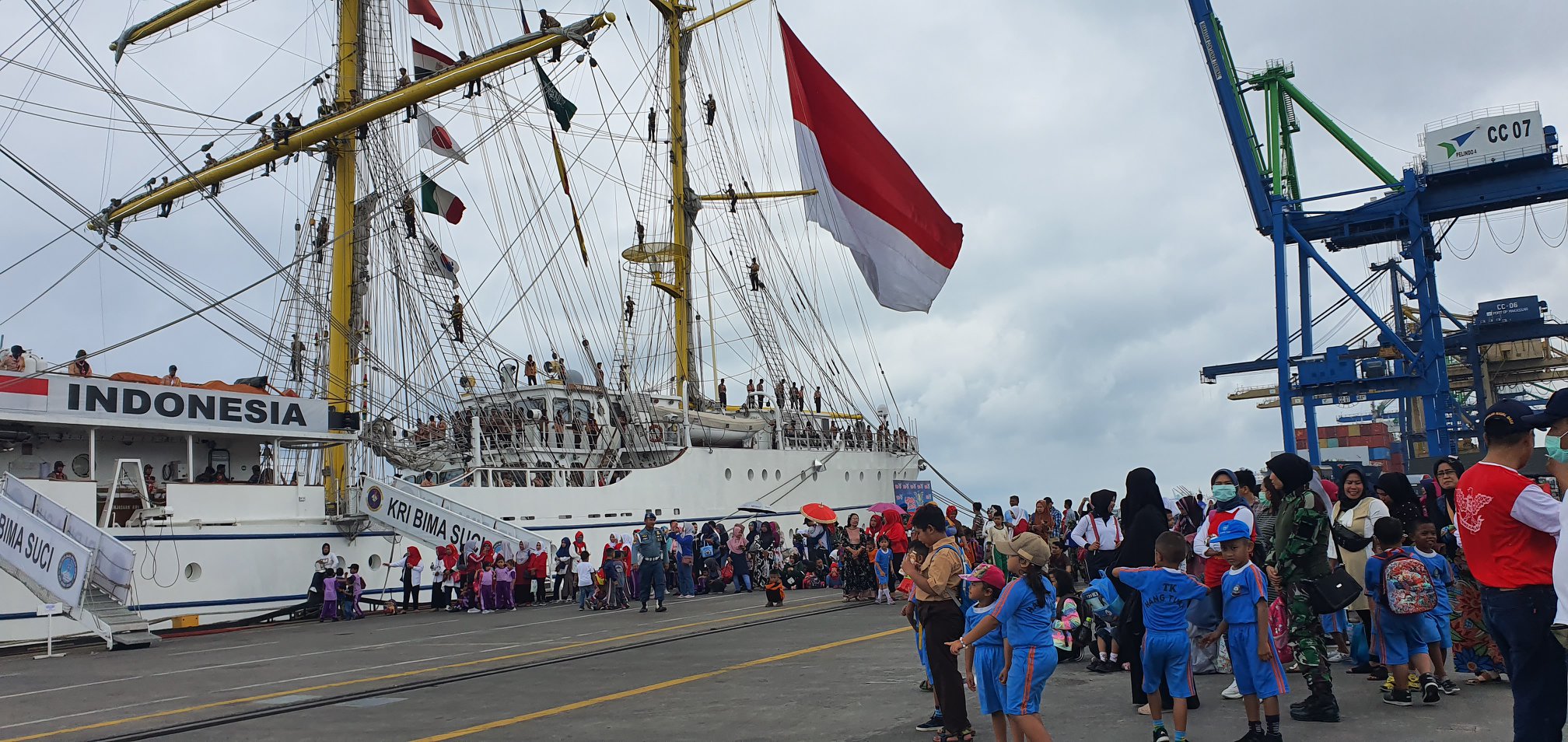 KRI Bima Suci dijadwalkan singgah di Padang 9&ndash;12 Agustus 2025 dalam APCS 2025, bersamaan dengan perayaan HJK Kota Padang ke-356. Terlihat KRI Bima Suci saat open ship di Pelabuhan Hatta Makassar.