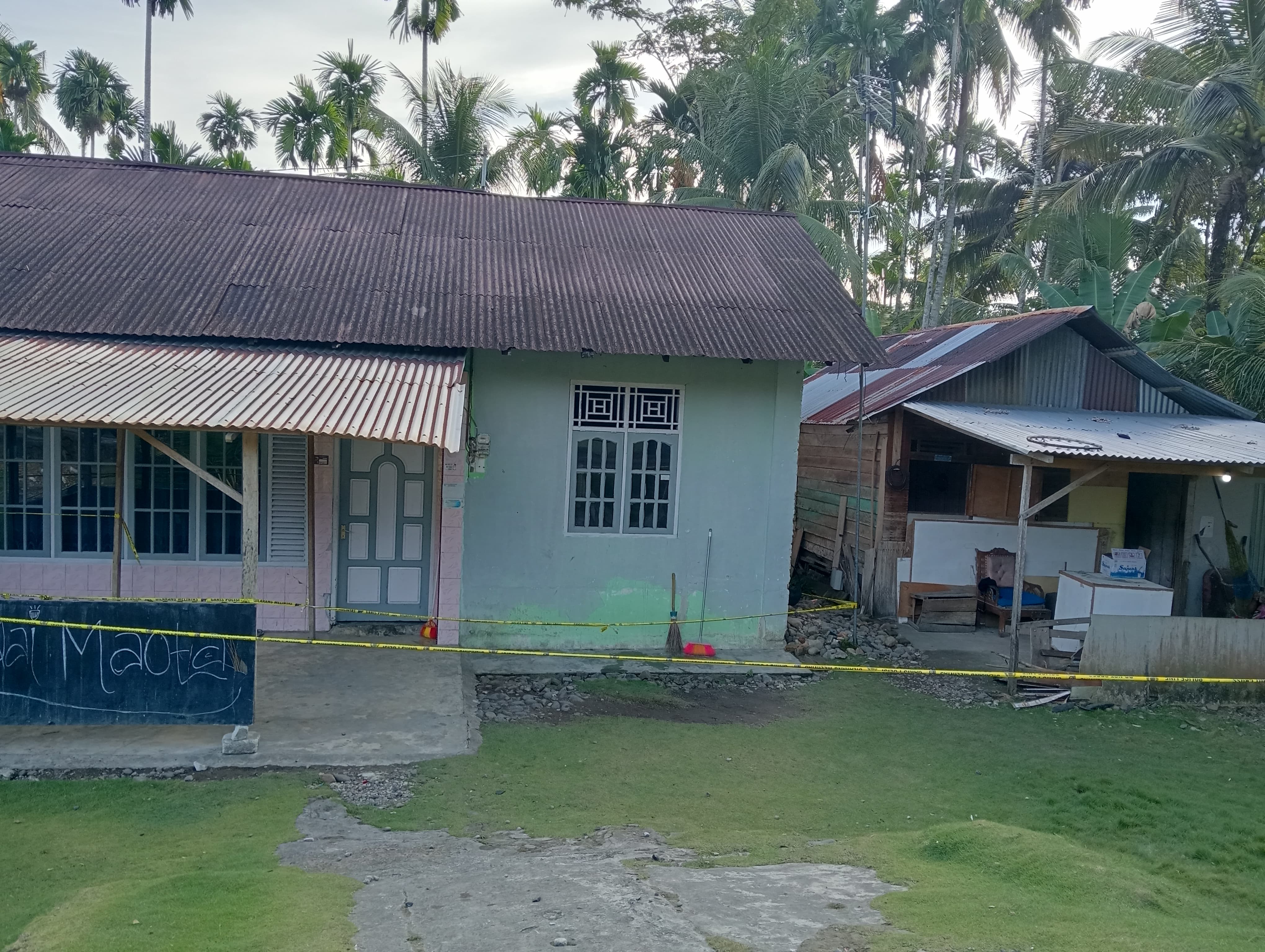BUAT WARGA CEMAS: Rumah tersangka Wanda terlihat sepi setelah penggalian sumur yang diduga tempat dikuburnya korban Cika dan Adek.(ARIS PG/PADEK)