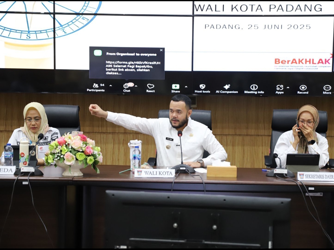 Wali Kota Padang Fadly Amran membuka Workshop Reformasi Birokrasi yang berlangsung di Ruang Abu Bakar Ja