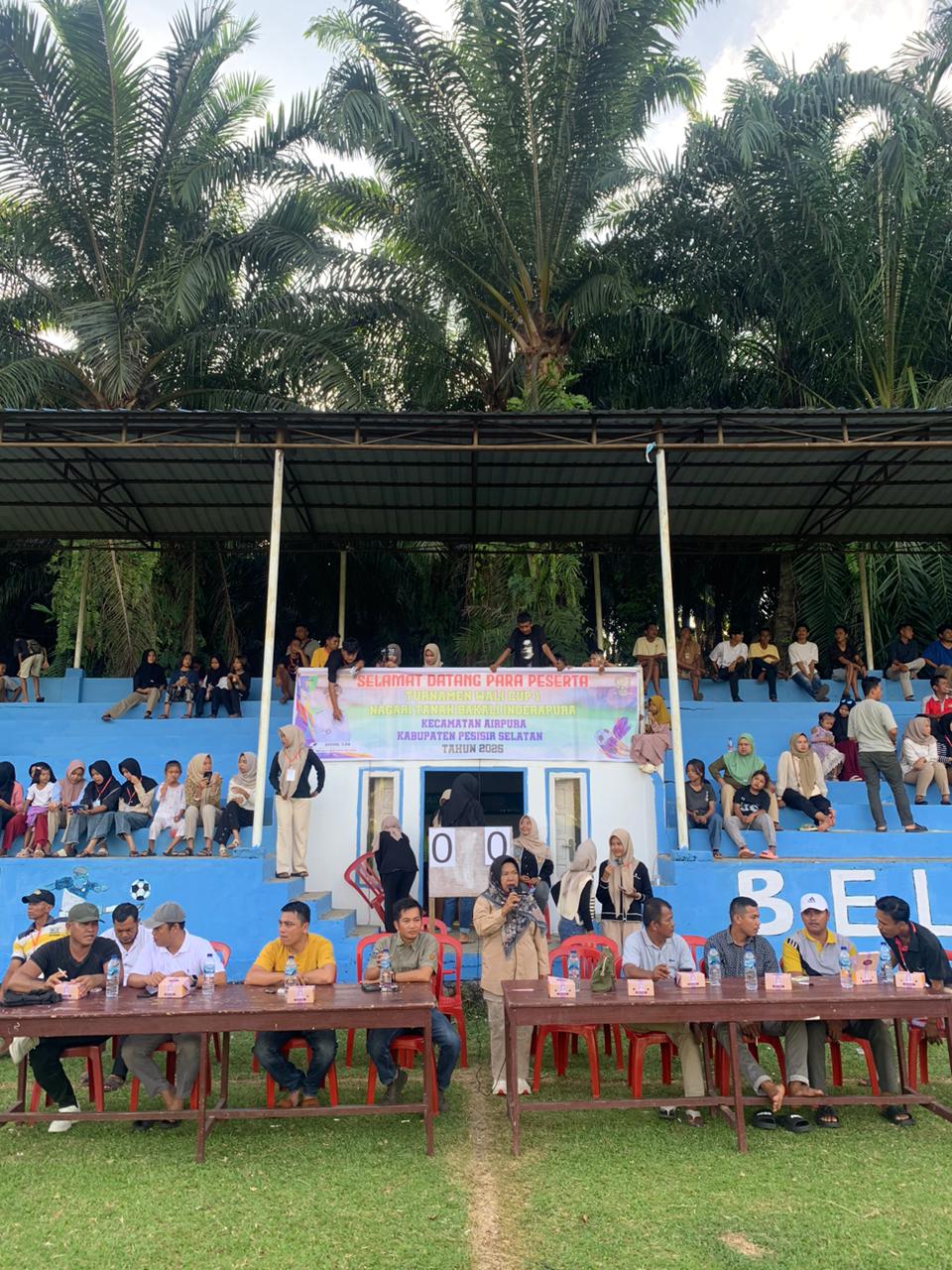 Camat Air Pura, Surmayenti, saat menyampaikan sambutan pada pembukaan turnamen sepak bola Wali Cup 1 Tahun 2025, di Lapangan Sepak Bola Belibis FC Nagari Tanah Bakali Inderapura. (Dok Kec Air Pura)