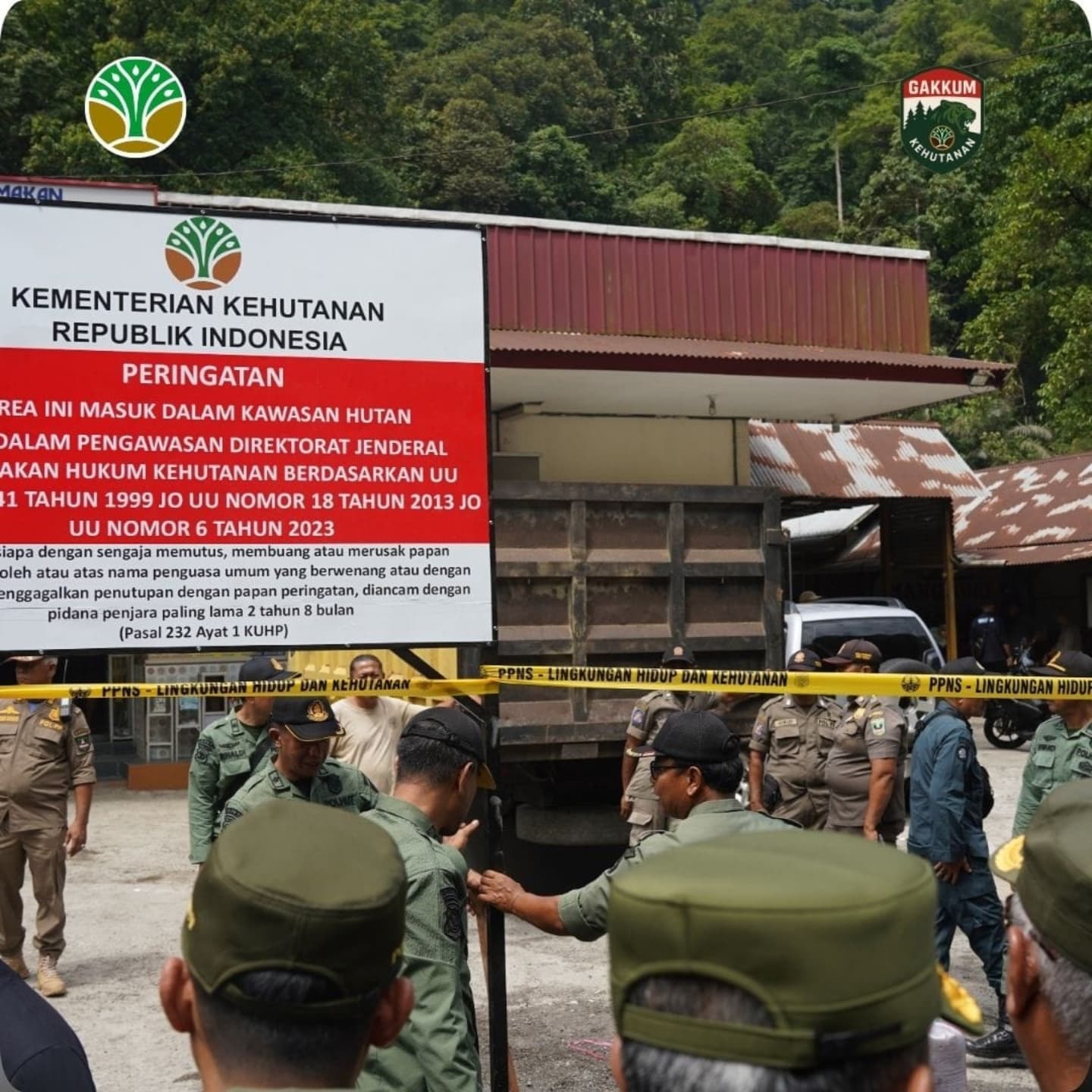 Penertiban Mega Mendung di kawasan Lembah Anai, Kabupaten Tanahdatar, Rabu (25/6/2025).